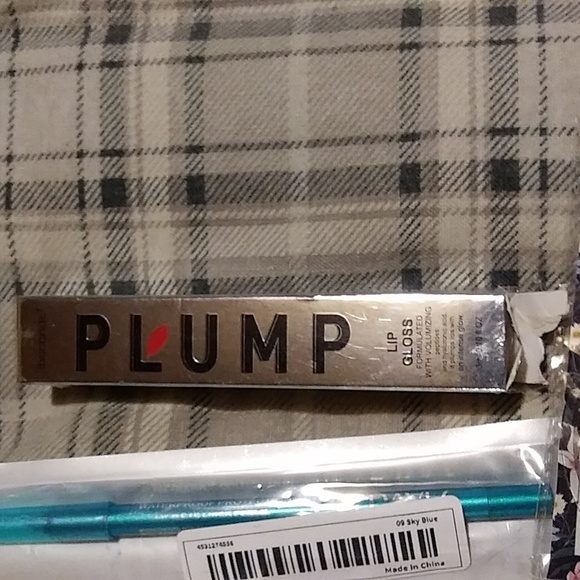 Makeup - Picture 2 of 9